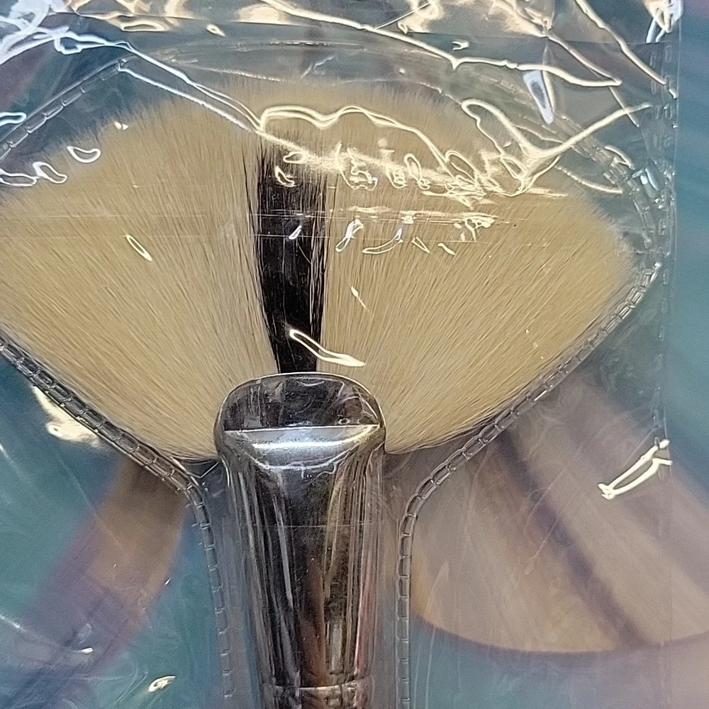 Morphe Black Handle Fan Brush with Cream Bristles
